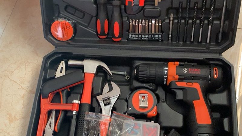 在选购园林工具时，材质和工艺是关键因素。以下是一些需要注意的要点：